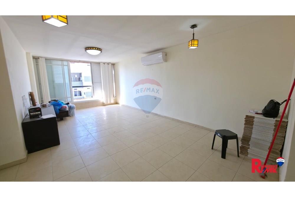 Apartment for Sale in Rishon LeZion - Image 2