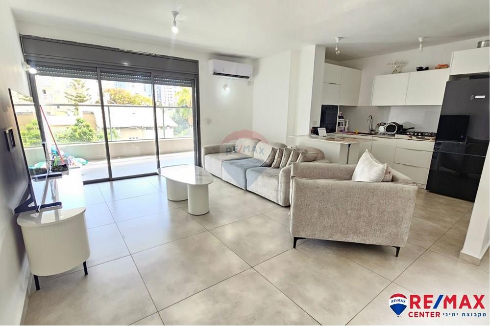 Apartment for Sale in Holon - Image 2