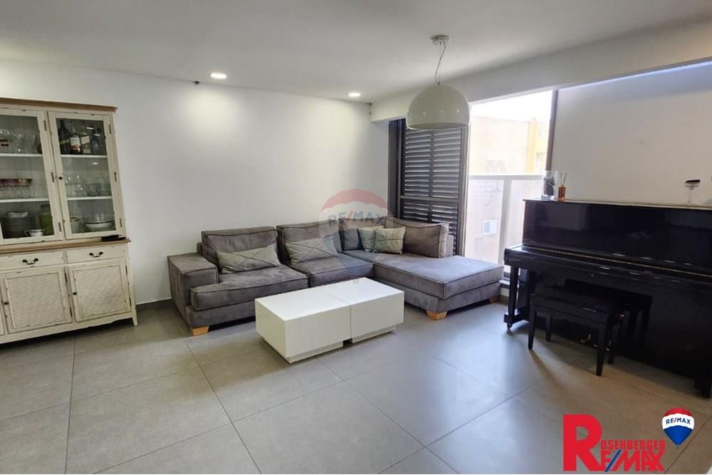 Apartment for Sale in Holon - Image 2