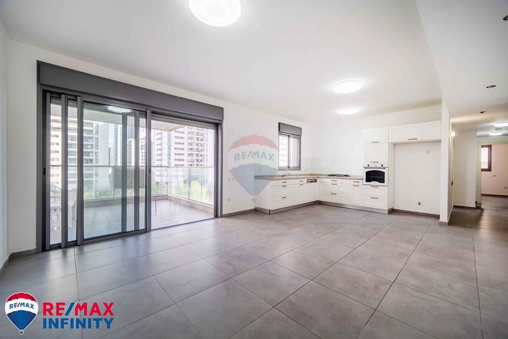 Apartment for Sale in ראש העין - Image 5