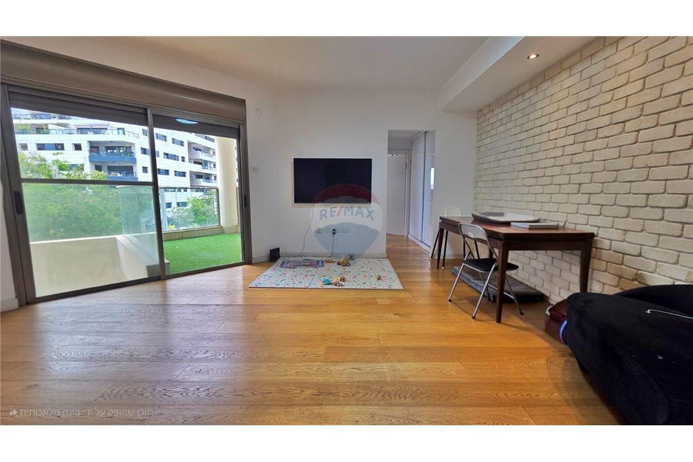Apartment for Sale in Tel Aviv - Image 2