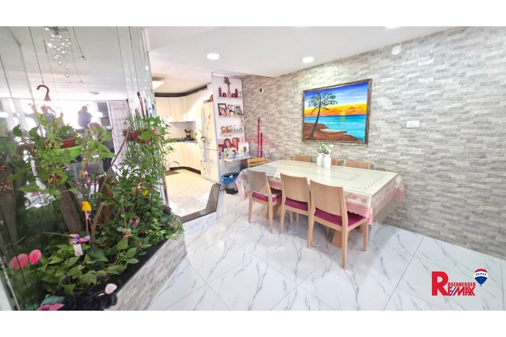 Apartment for Sale in אזור - Image 4