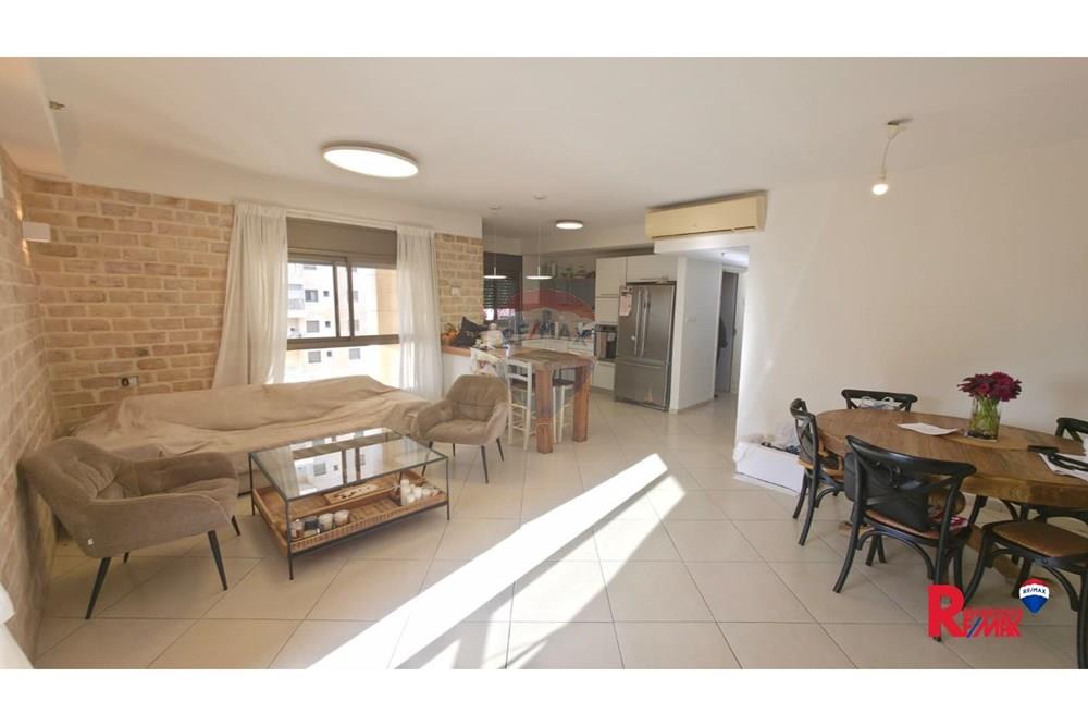 Apartment for Sale in Holon - Image 1