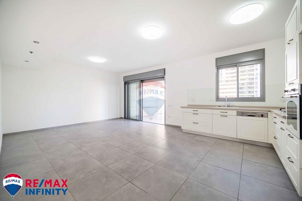 Apartment for Sale in ראש העין - Image 4