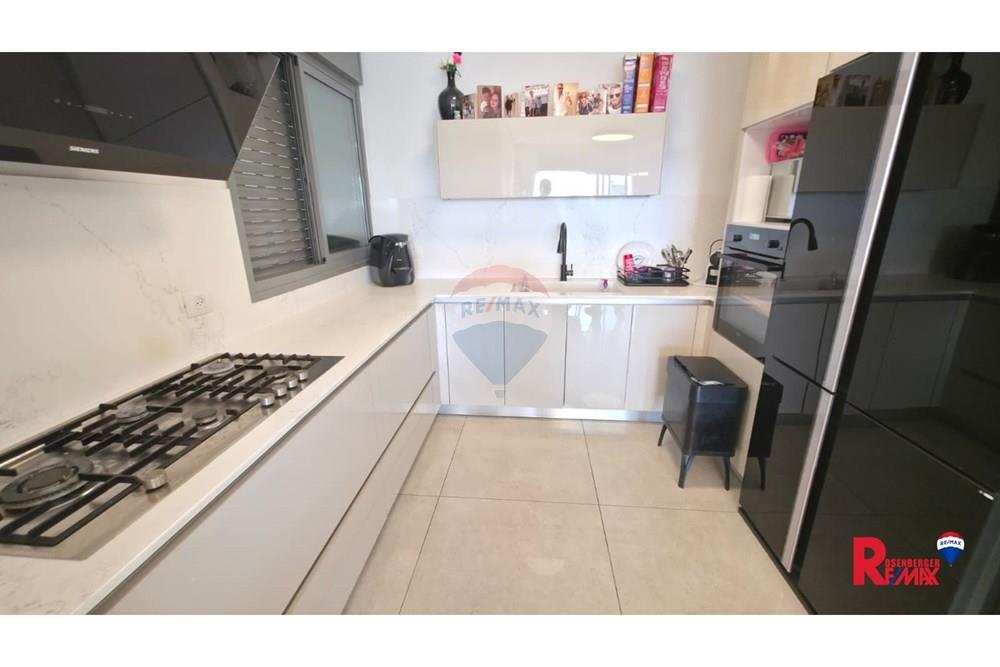 Apartment for Sale in אזור - Image 3