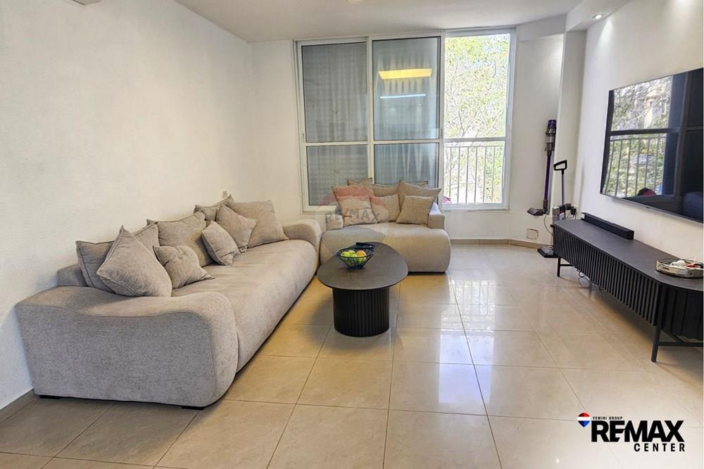 Apartment for Sale in Holon - Image 1