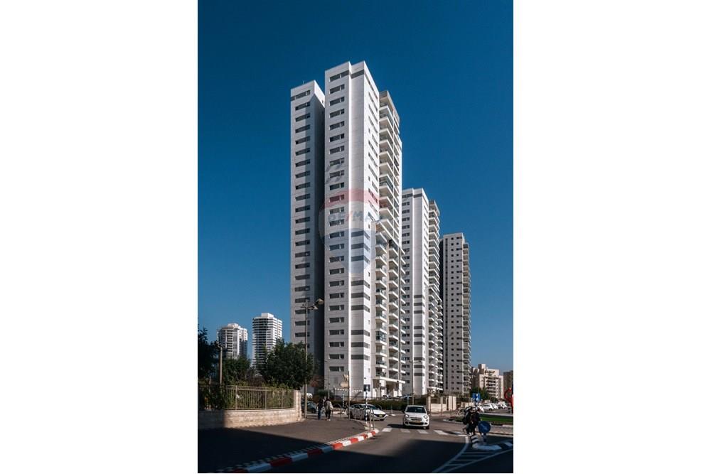 Apartment for Sale in קרית מוצקין - Image 1