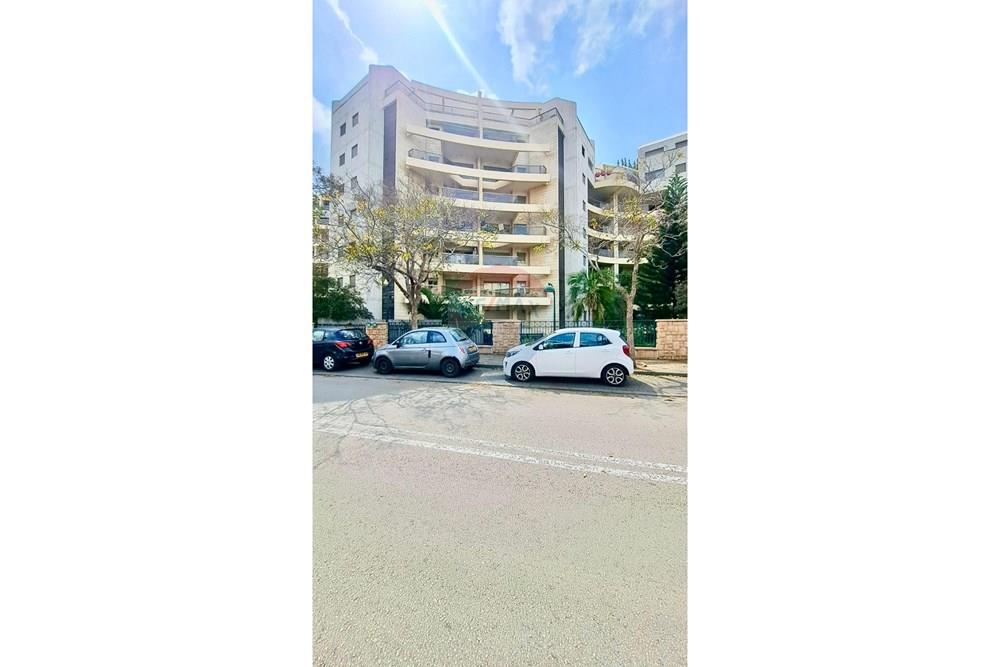 Apartment for Sale in Ra'anana - Image 4