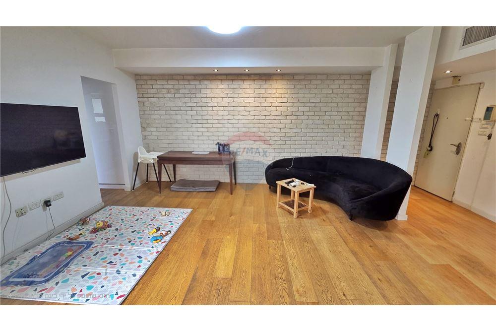 Apartment for Sale in Tel Aviv - Image 3