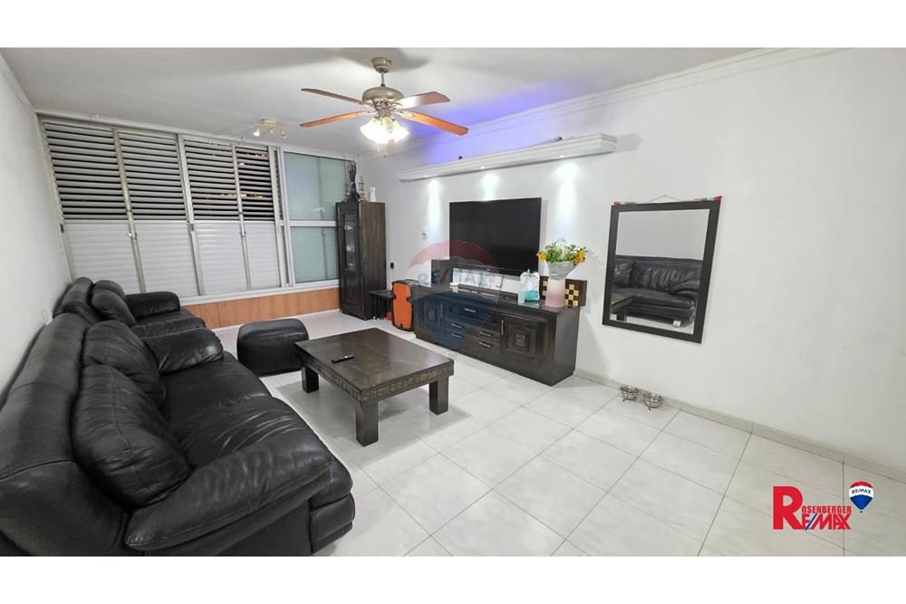 Apartment for Sale in Holon - Image 1