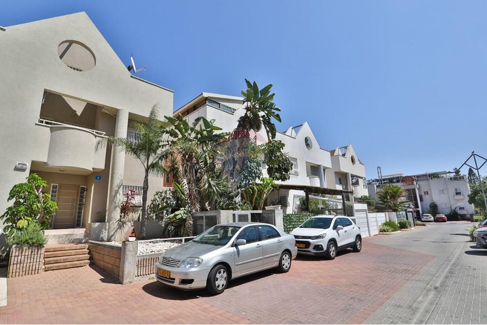 House for Sale in Rishon LeZion - Image 1