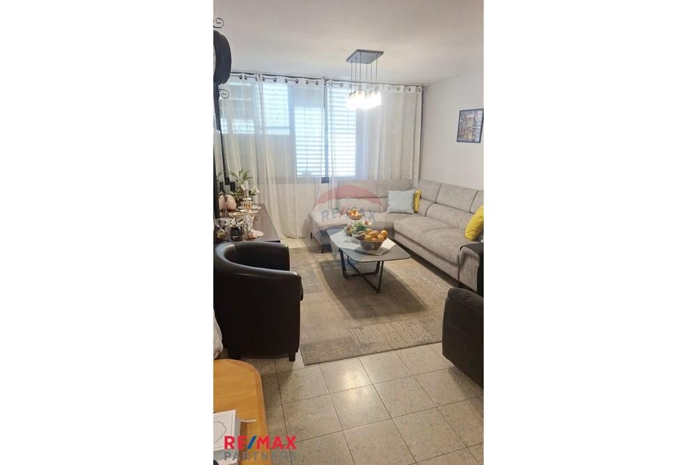 Apartment for Sale in Petah Tikva - Image 2