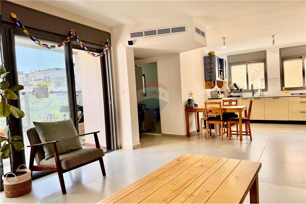 Apartment for Sale in Ra'anana - Image 1