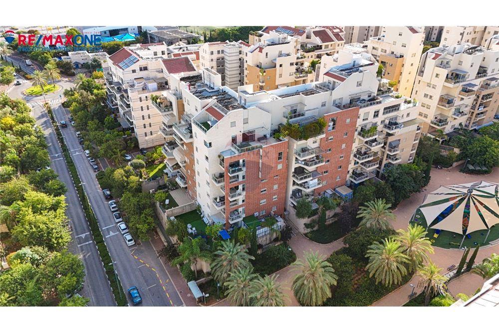 Apartment for Sale in Kfar Saba - Image 3