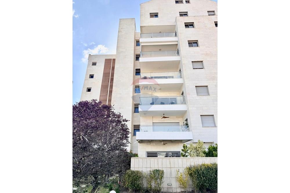 Apartment for Sale in Ra'anana - Image 4