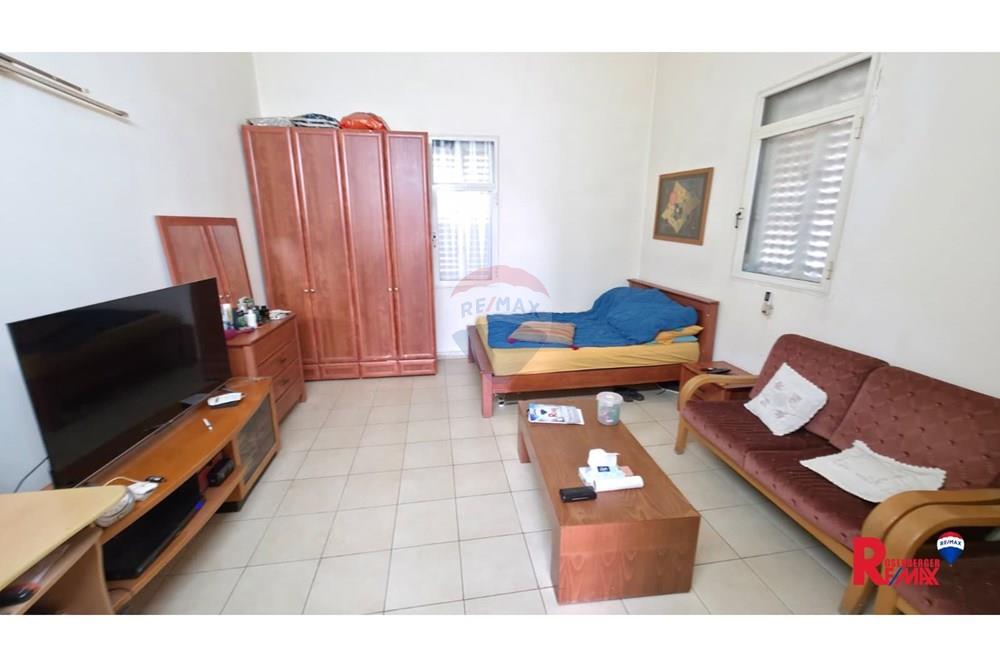 Apartment for Sale in אזור - Image 2