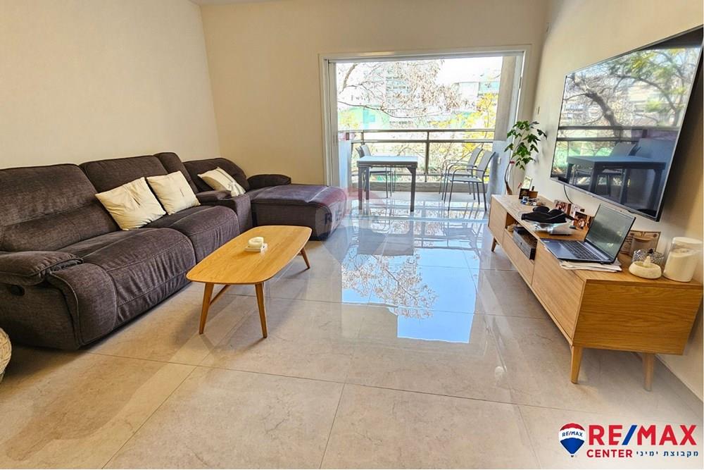 Apartment for Sale in Holon - Image 1