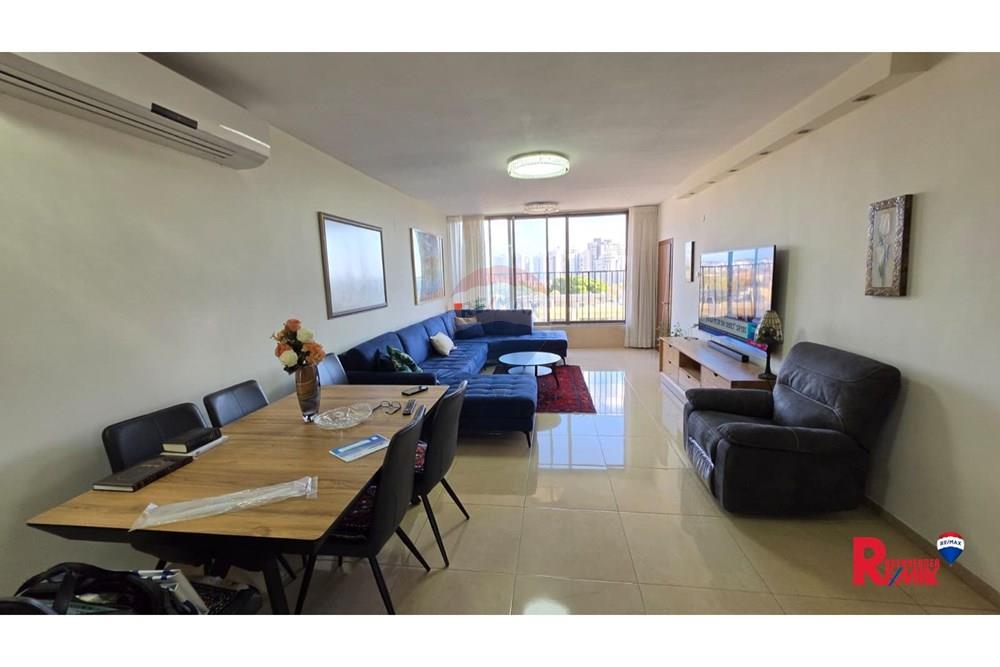 Apartment for Sale in Rishon LeZion - Image 1