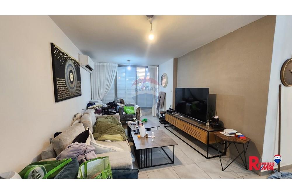 Apartment for Sale in Holon - Image 1
