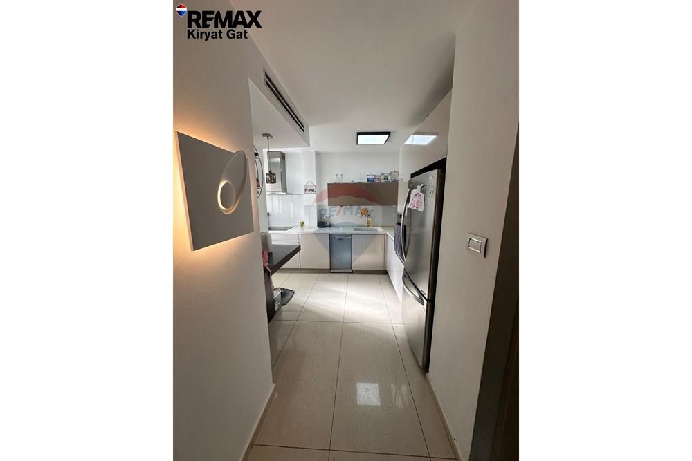 Apartment for Sale in קרית גת - Image 3
