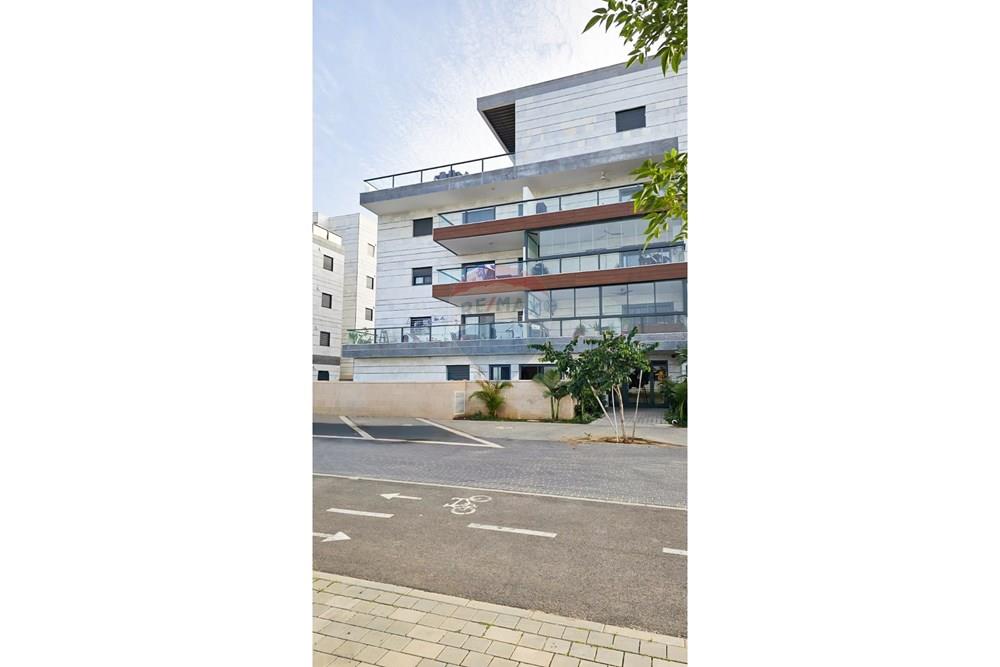 Apartment for Sale in גן יבנה - Image 1