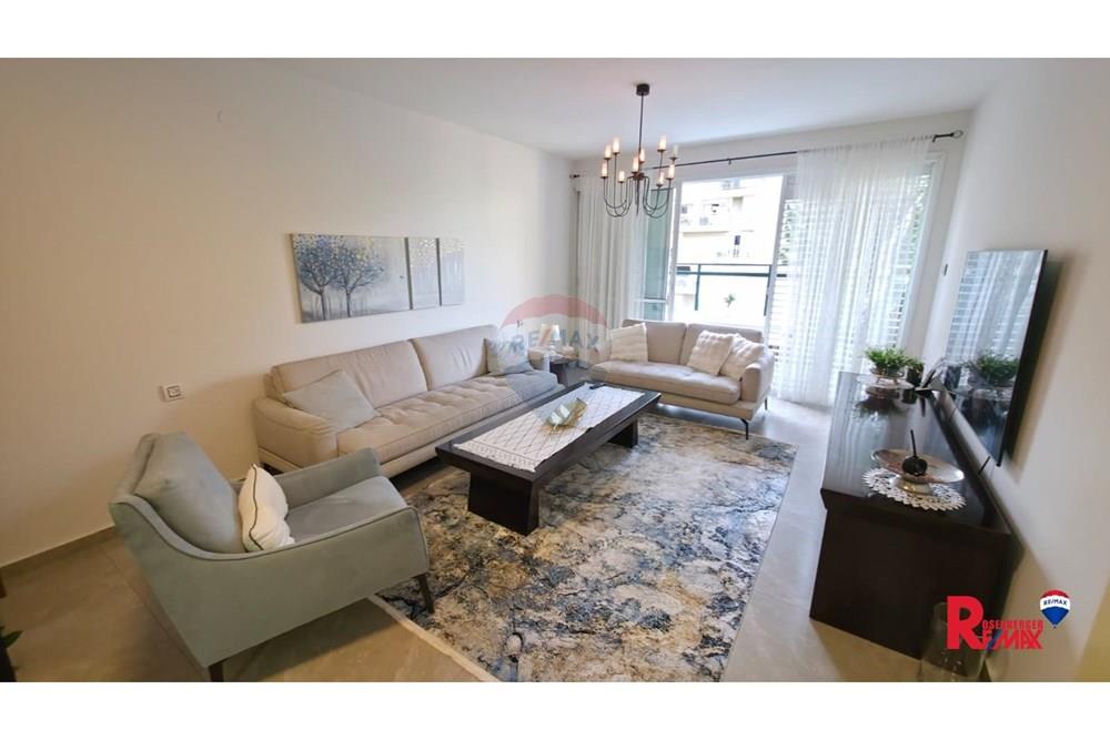 Apartment for Sale in Holon - Image 1