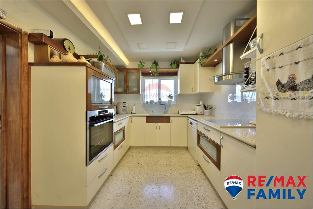 Apartment for Sale in Kiryat Yam - Image 4