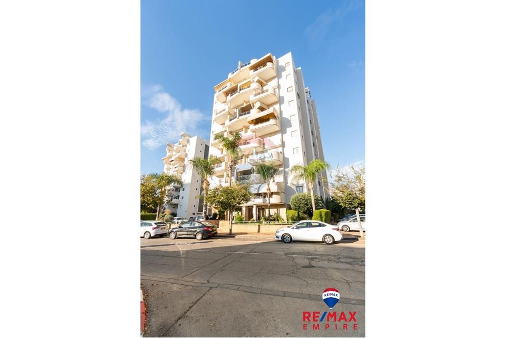 Apartment for Sale in Rishon LeZion - Image 1