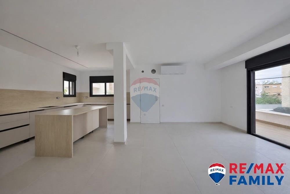 Apartment for Sale in קרית מוצקין - Image 3