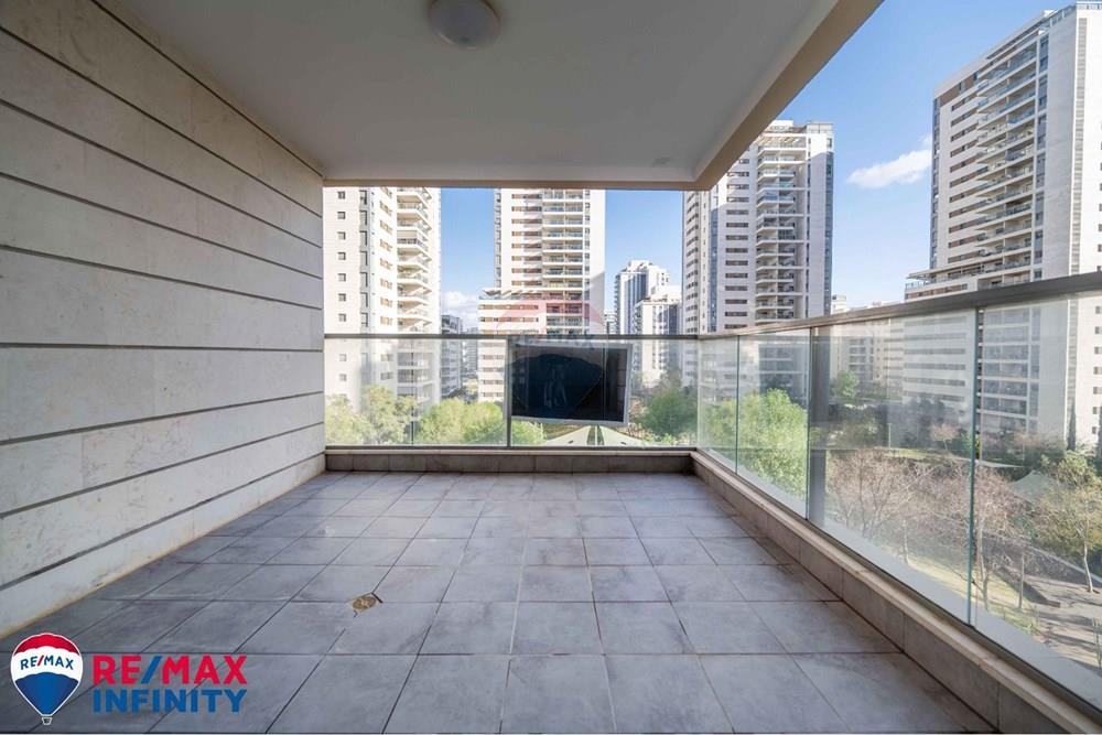 Apartment for Sale in ראש העין - Image 3