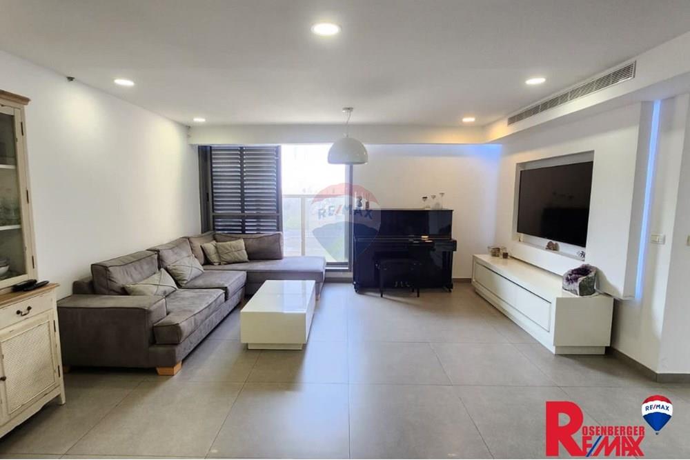 Apartment for Sale in Holon - Image 1