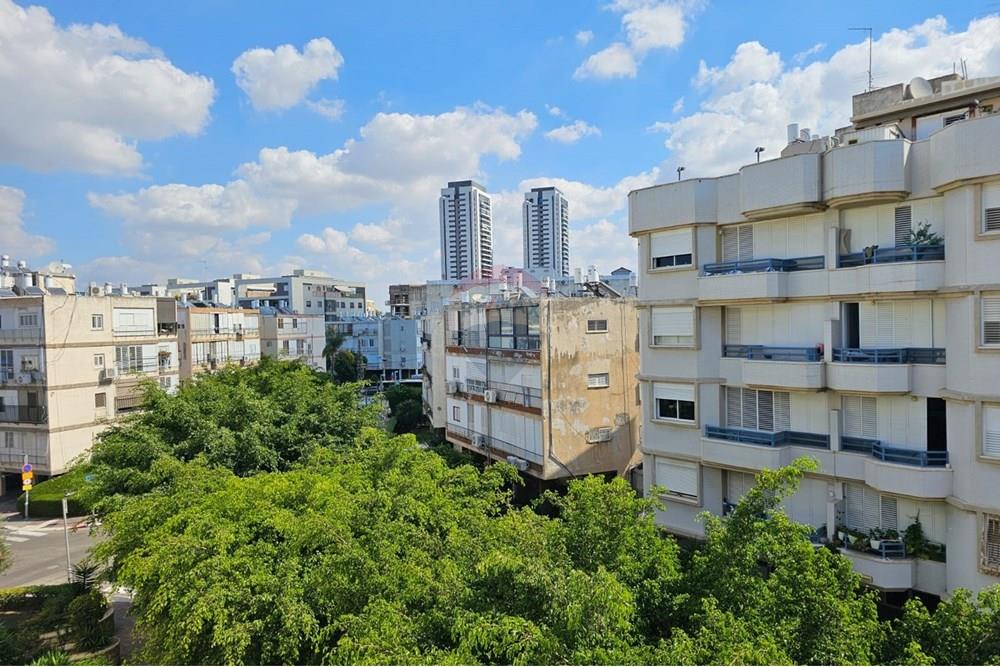 Apartment for Sale in Holon - Image 2