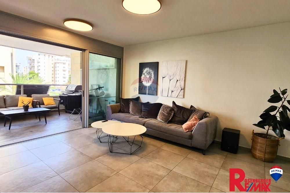 Apartment for Sale in Holon - Image 1