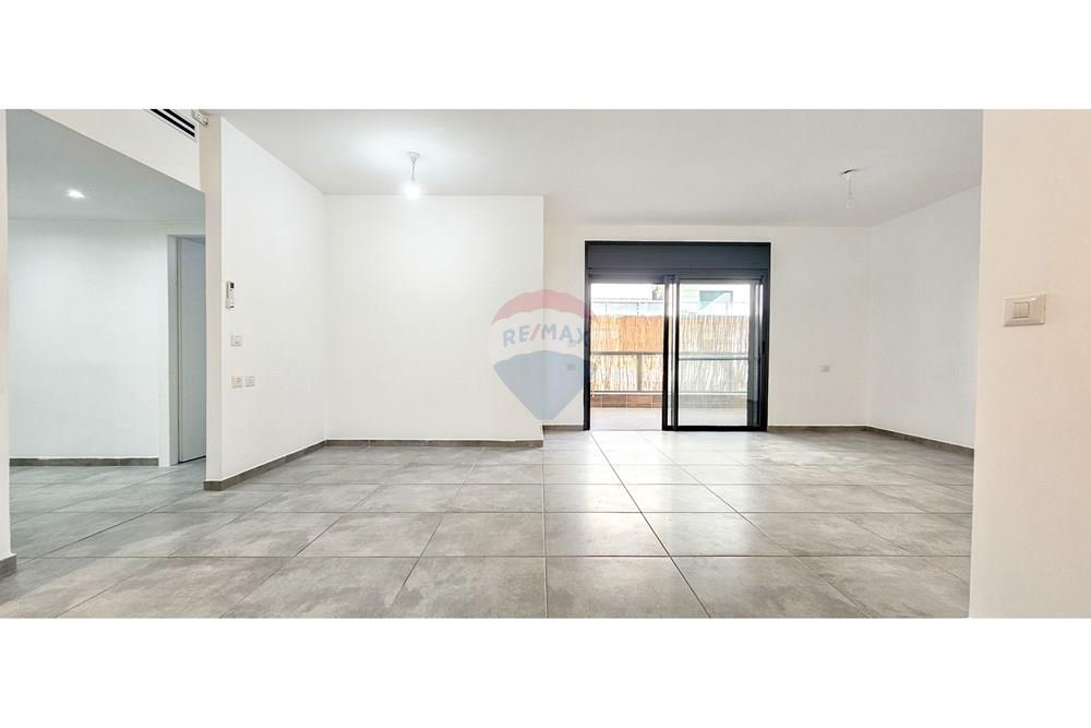 Apartment for Sale in גן יבנה - Image 1