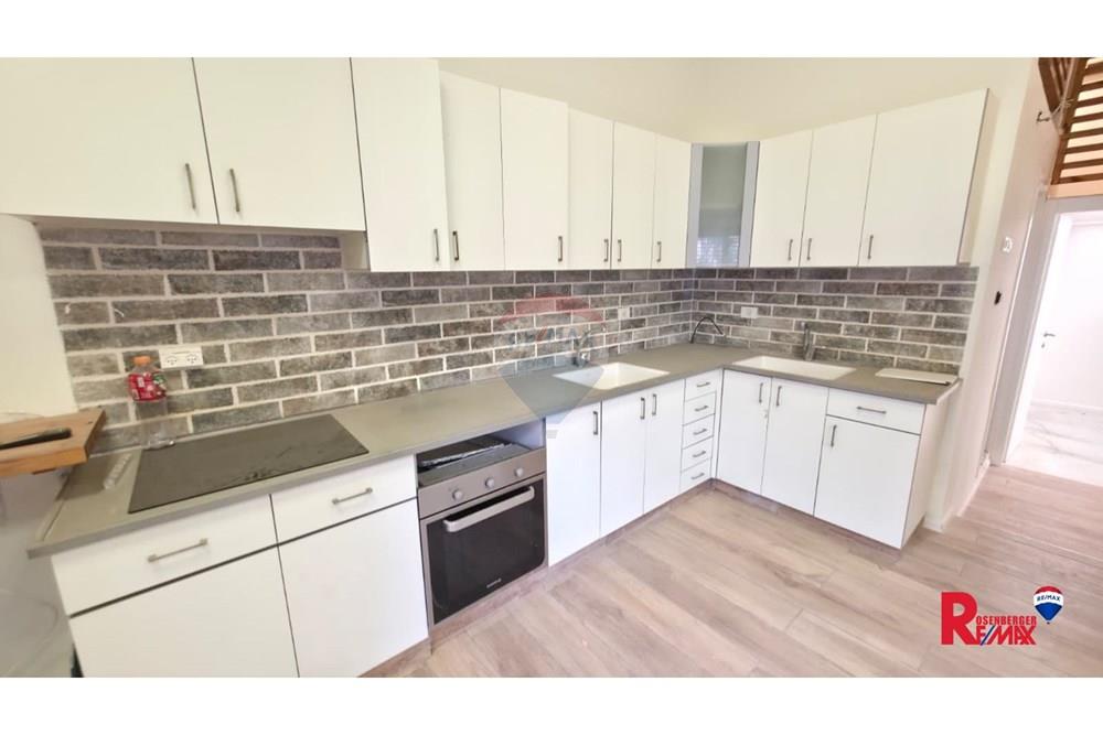 Apartment for Sale in Bnei Brak - Image 2