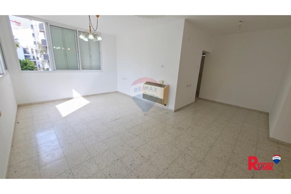 Apartment for Sale in Rishon LeZion - Image 1