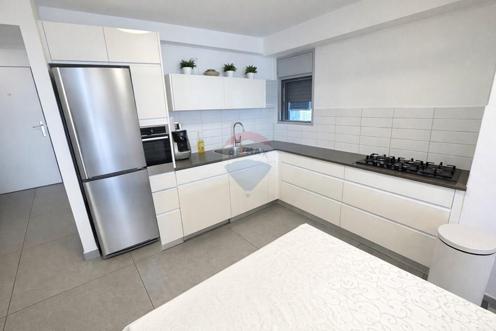 Apartment for Sale in Yehud - Image 6