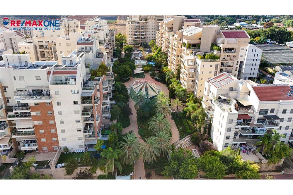 Apartment for Sale in Kfar Saba - Image 1