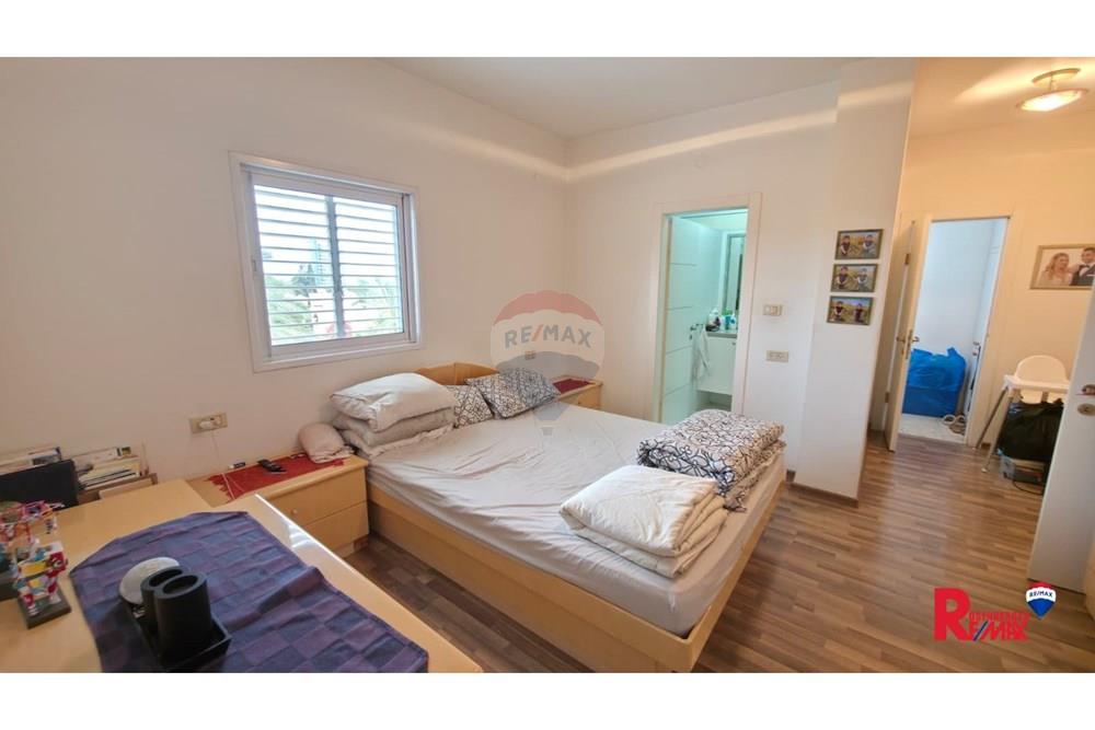 Apartment for Sale in אזור - Image 7