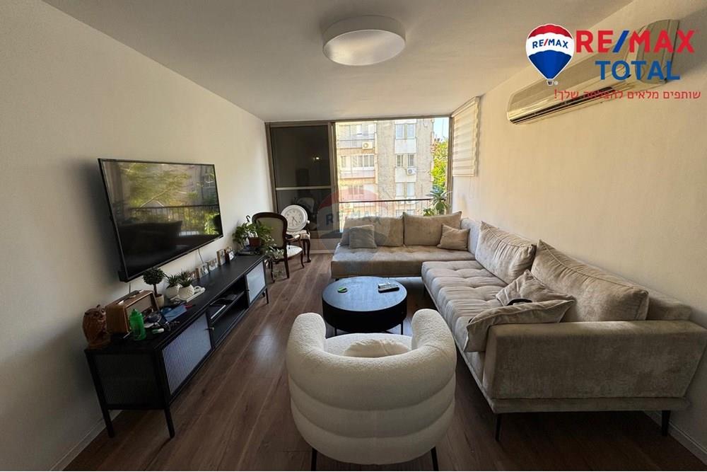 Apartment for Sale in Holon - Image 1