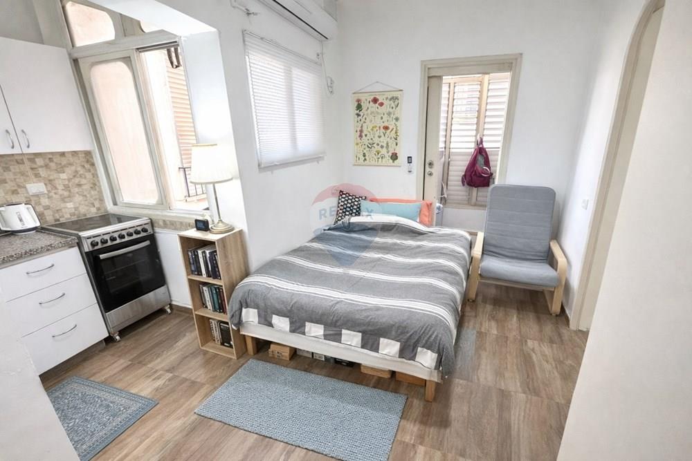 Apartment for Sale in Bnei Brak - Image 2