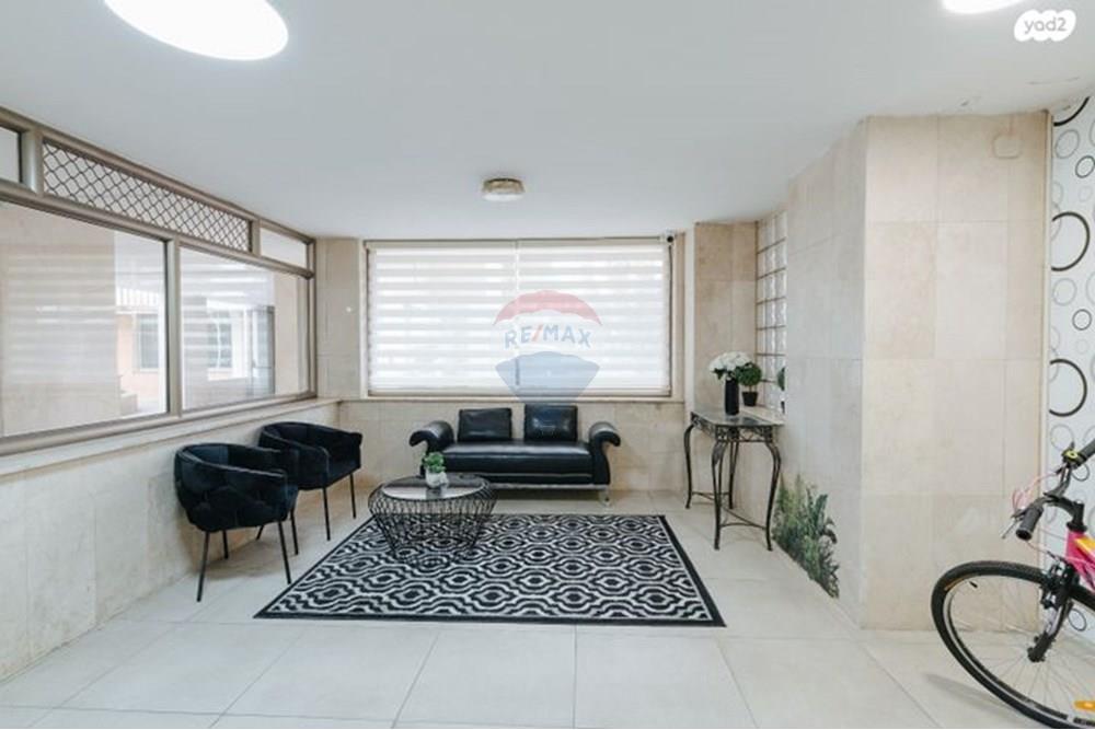 Apartment for Sale in Yehud - Image 6
