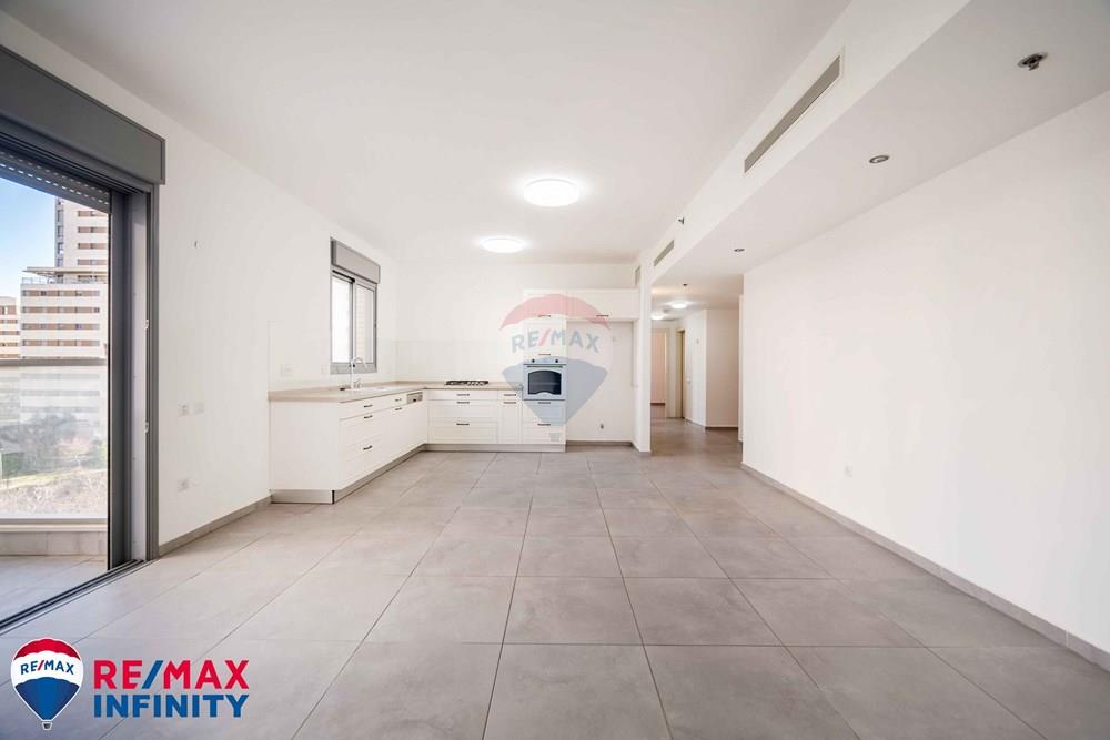 Apartment for Sale in ראש העין - Image 2