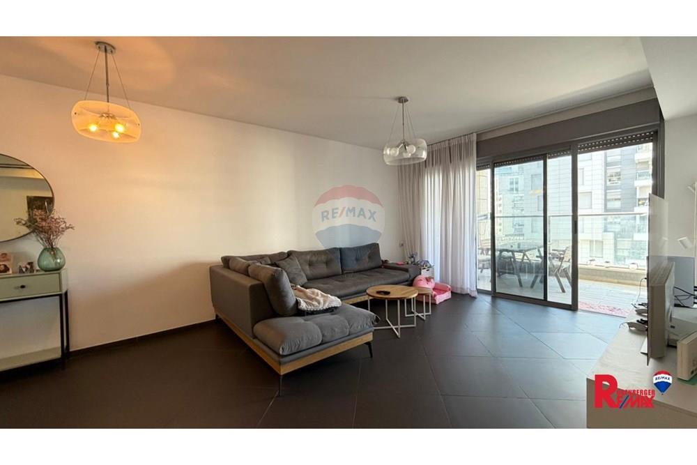 Apartment for Sale in Holon - Image 2