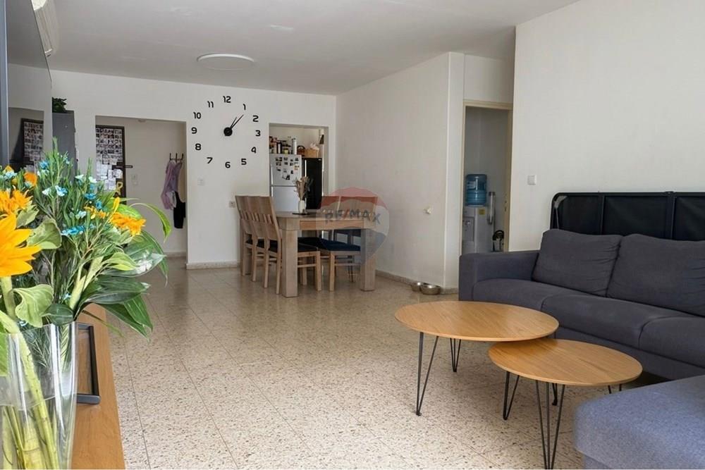 Apartment for Sale in Ganei Tikva - Image 2