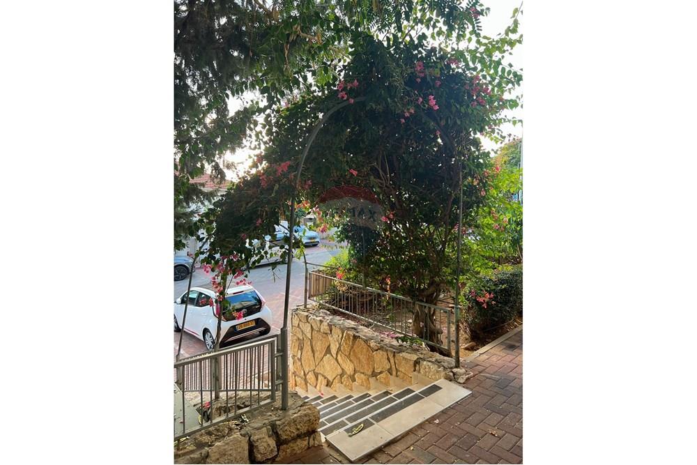 Apartment for Sale in ראש העין - Image 2