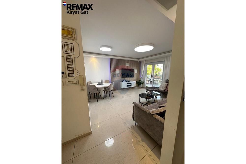 Apartment for Sale in קרית גת - Image 2