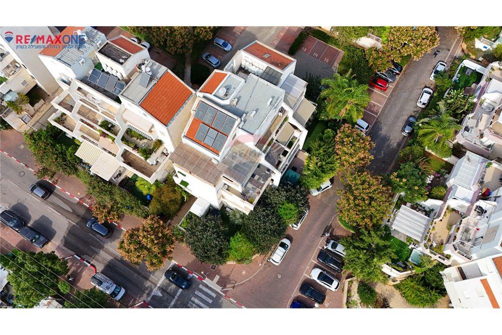 Apartment for Sale in Kfar Saba - Image 1