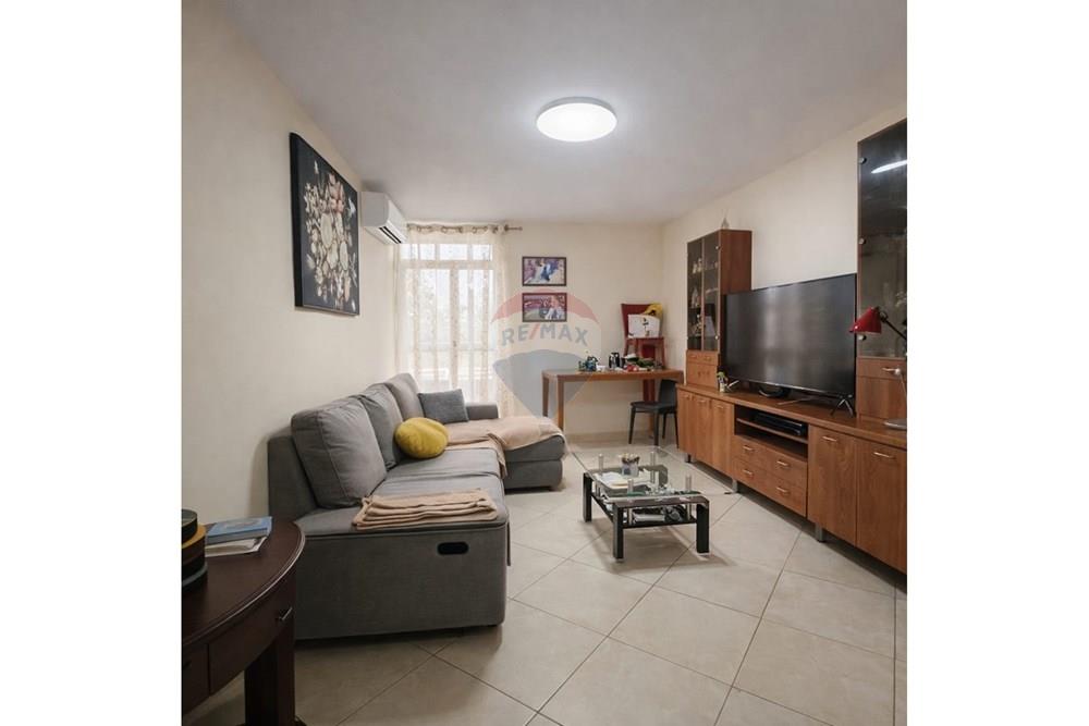 Apartment for Sale in מעלות - Image 1