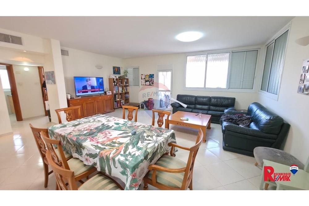 Apartment for Sale in Rishon LeZion - Image 1
